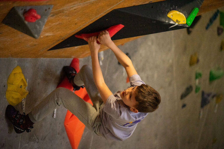 A fiatal mĂĄszĂł összpontosĂt a falmĂĄszĂĄs közben.